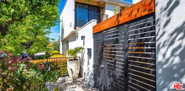 a view of walk in entryway