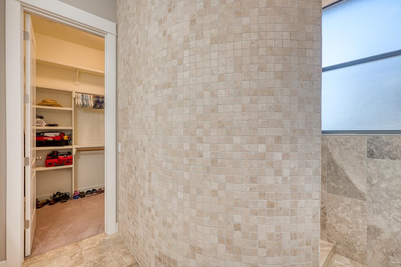 211 Chandler Way Kingsland, TX 78639 - Photo 15 of 40 a bathroom with a bathtub