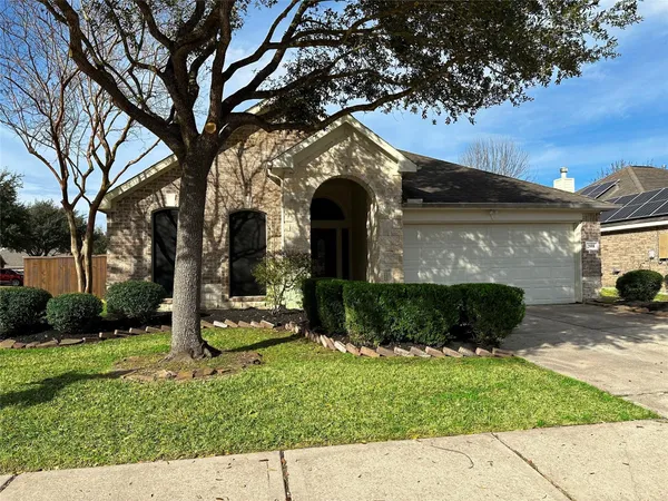 $2,100 | 2808 Garner Park Drive, Pearland, TX 77584