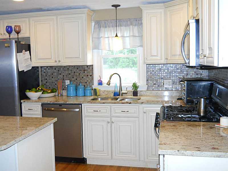 272 Asylum Road Warwick, RI 02886 - Photo 12 of 16 Kitchen.