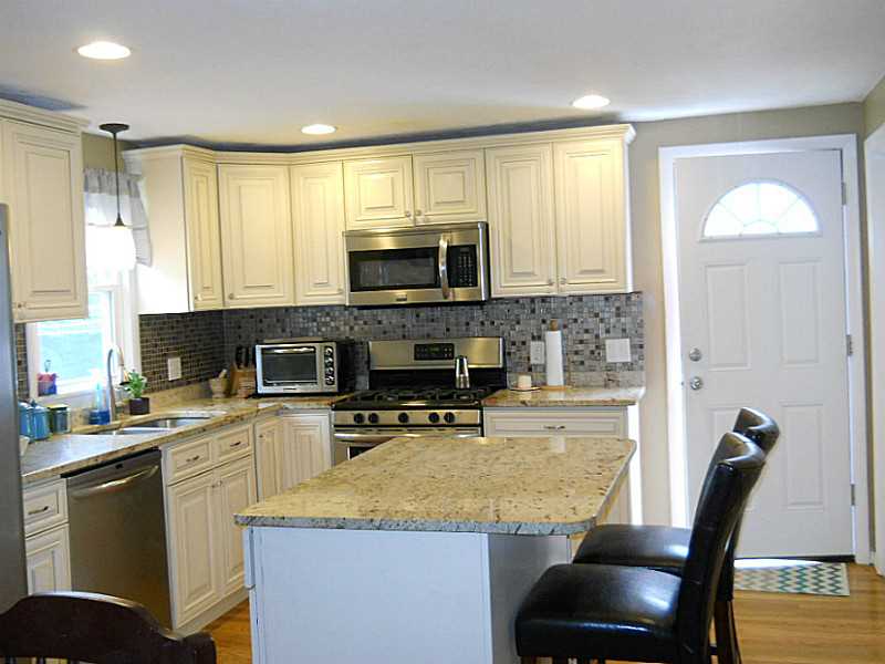 272 Asylum Road Warwick, RI 02886 - Photo 6 of 16 Kitchen.
