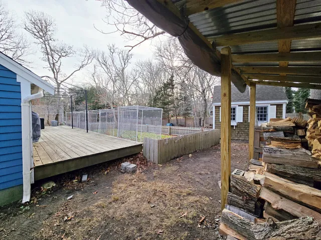 a view of entryway with garden