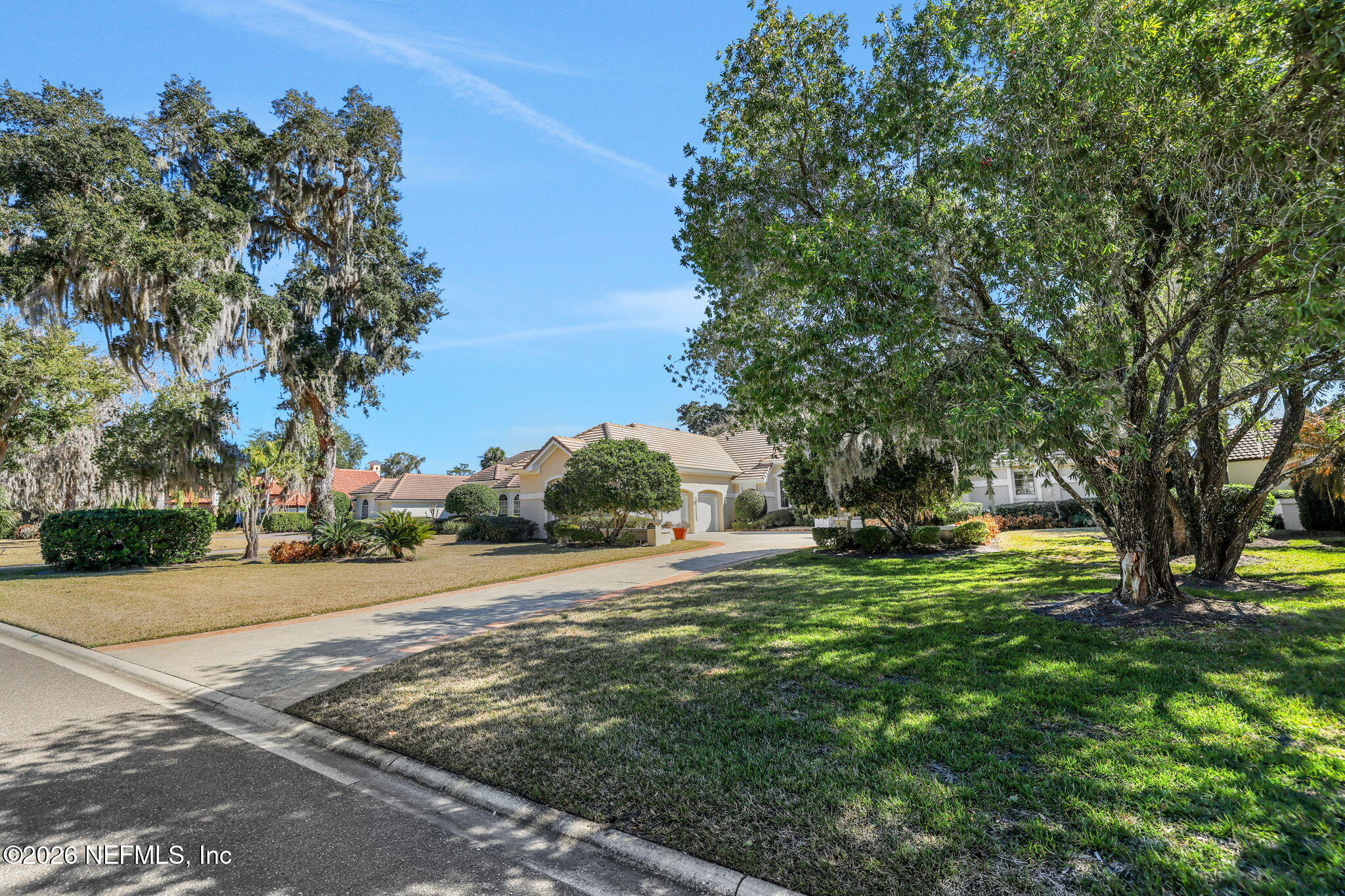 196 Governors Road Ponte Vedra Beach, FL 32082 - Photo 5 of 117 a big yard with lots of green space and trees