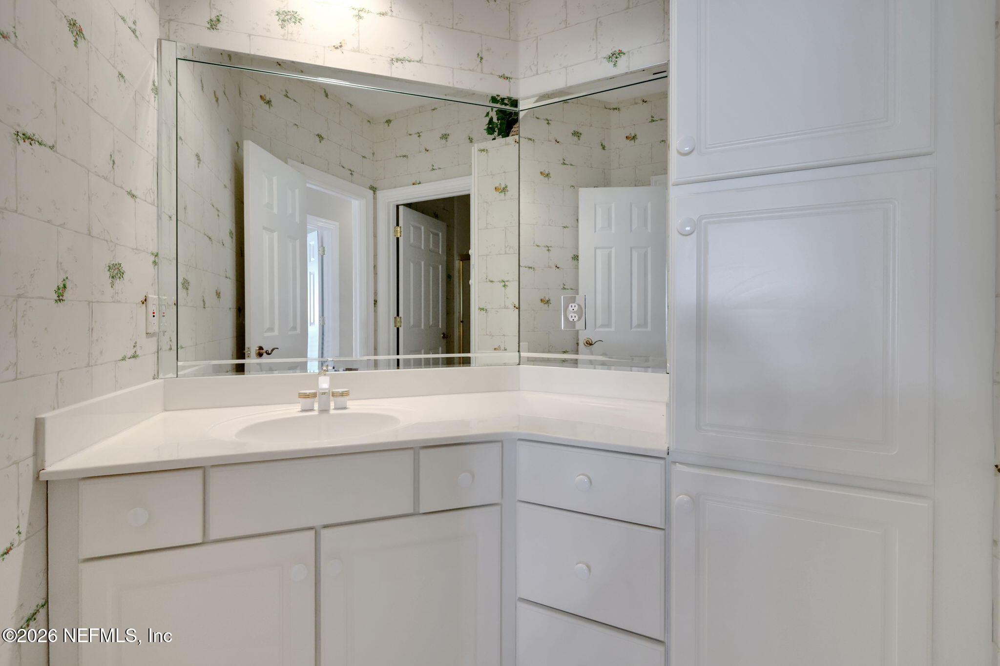 196 Governors Road Ponte Vedra Beach, FL 32082 - Photo 65 of 117 a bathroom with a sink and a mirror