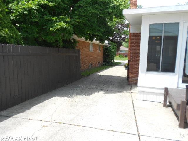 24890 Roxana Avenue Eastpointe, MI 48021 - Photo 17 of 17 31355595-16.JPG