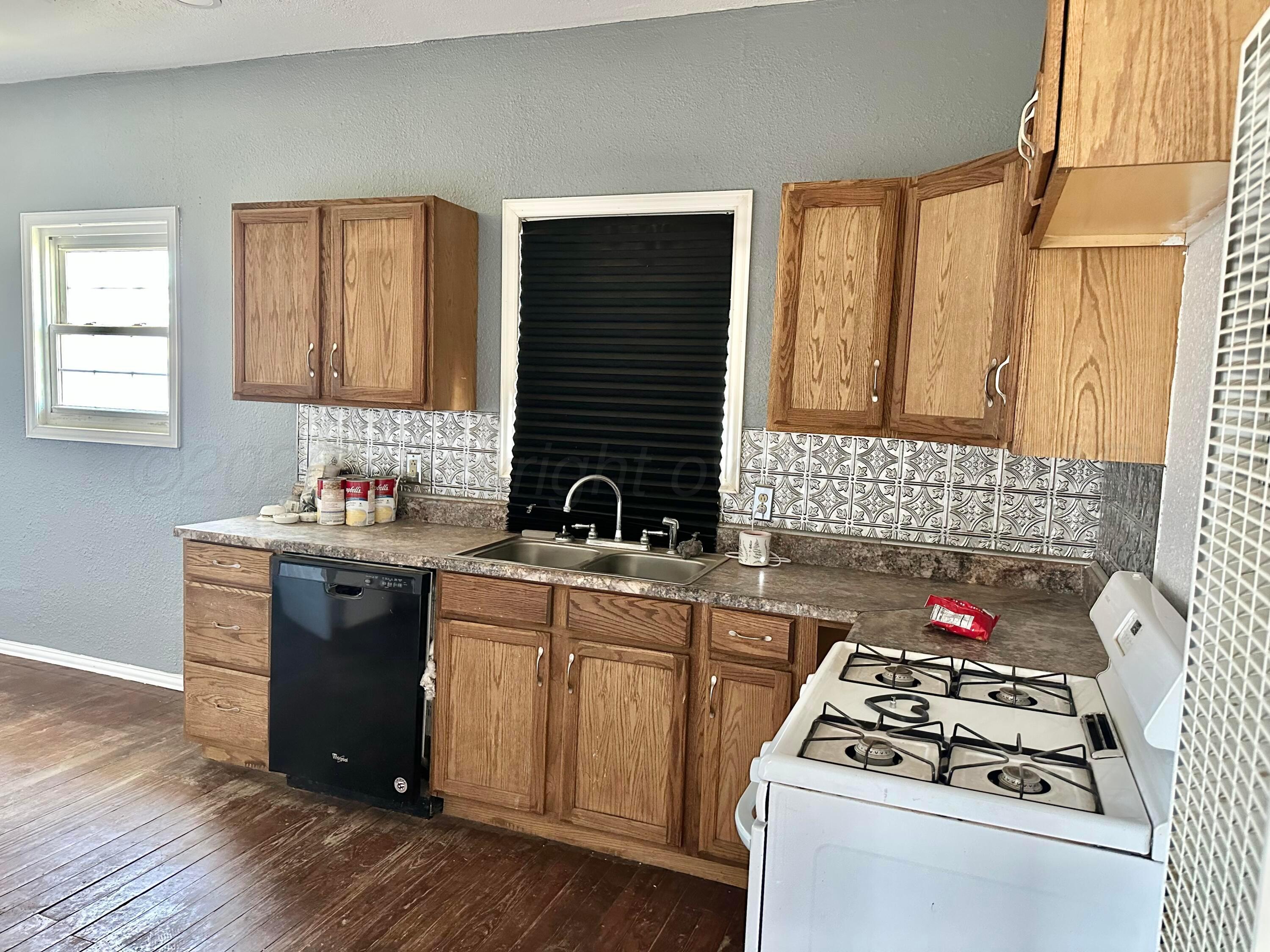 900 South Ridgeland Avenue Fritch, TX 79036 - Photo 6 of 12 IMG_1436