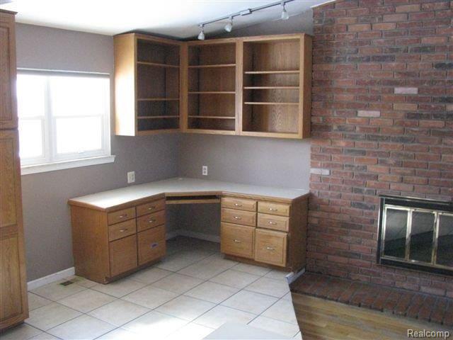 4974 Hillcrest Road Trenton, MI 48183 - Photo 3 of 19 261-949561 kitchen desk area
