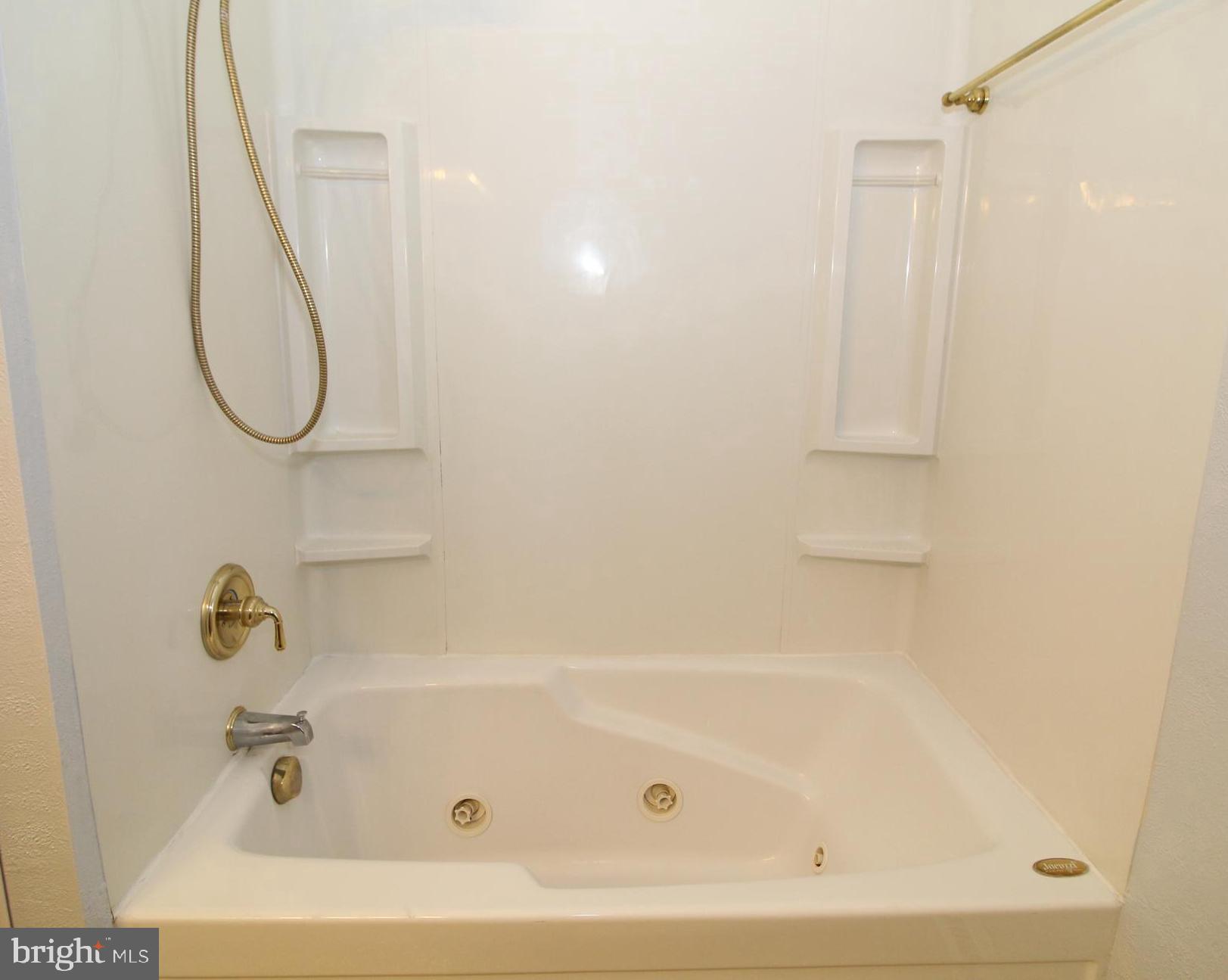 2711 Ebright Road Wilmington, DE 19810 - Photo 21 of 35 Jacuzzi Jet Tub
