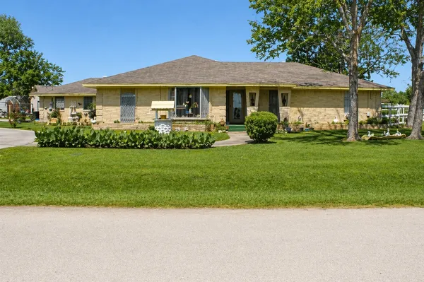 $339,900 | 206 Riverside Street, Highlands, TX 77562