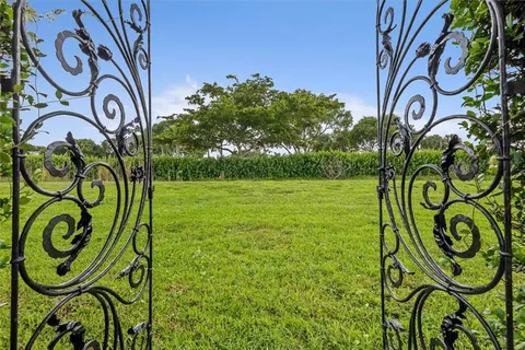 a sign that is on the side of the wall