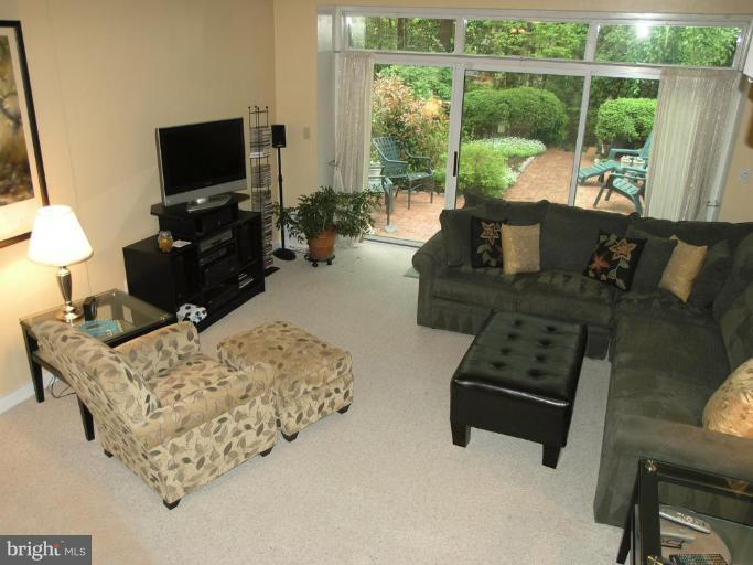 11462 Orchard Lane Reston, VA 20190 - Photo 2 of 30 Living Room