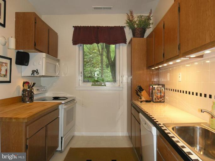11462 Orchard Lane Reston, VA 20190 - Photo 5 of 30 Kitchen