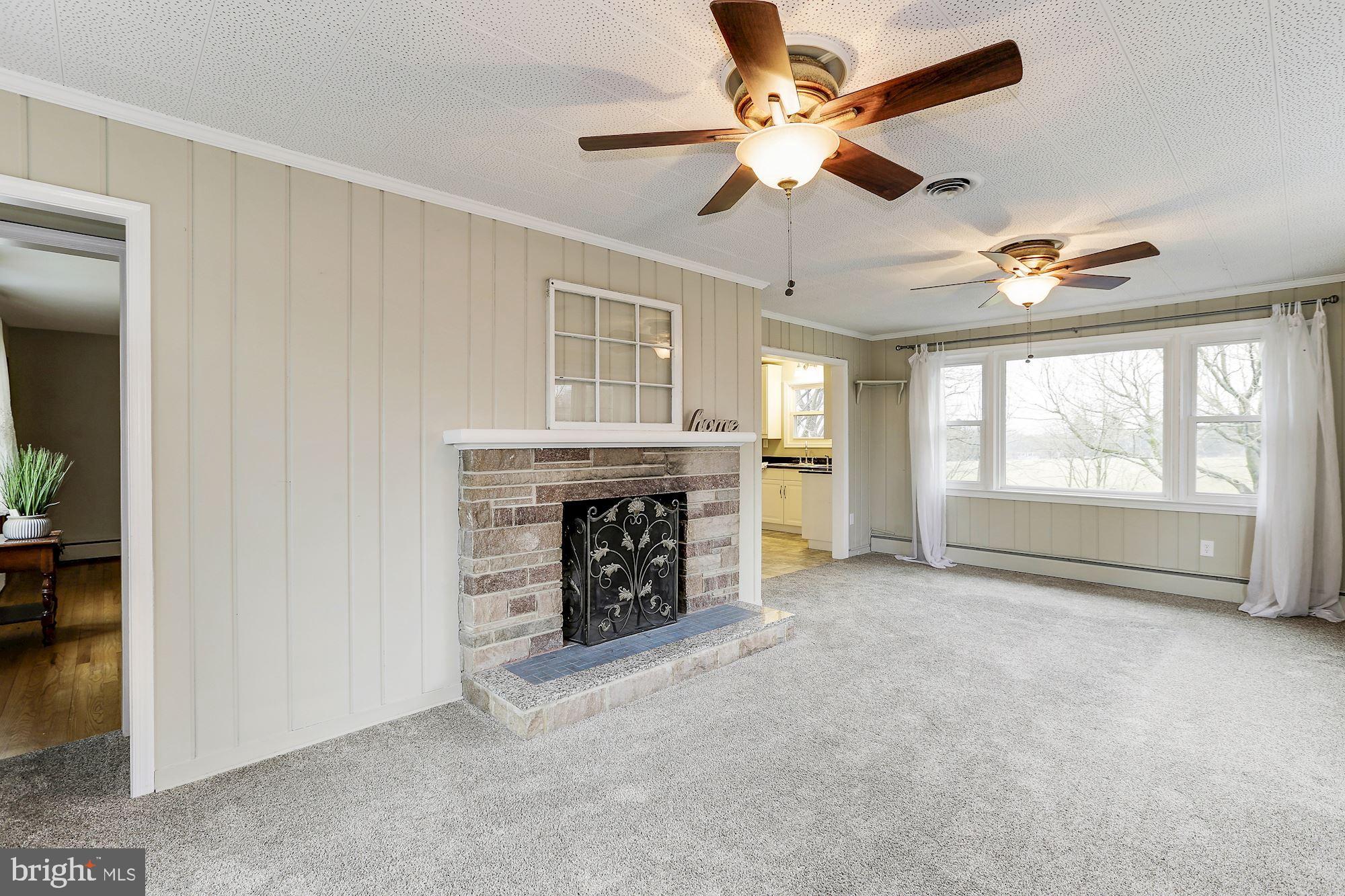 27237 Ridge Road Damascus, MD 20872 - Photo 2 of 43 Side Entry Family Room