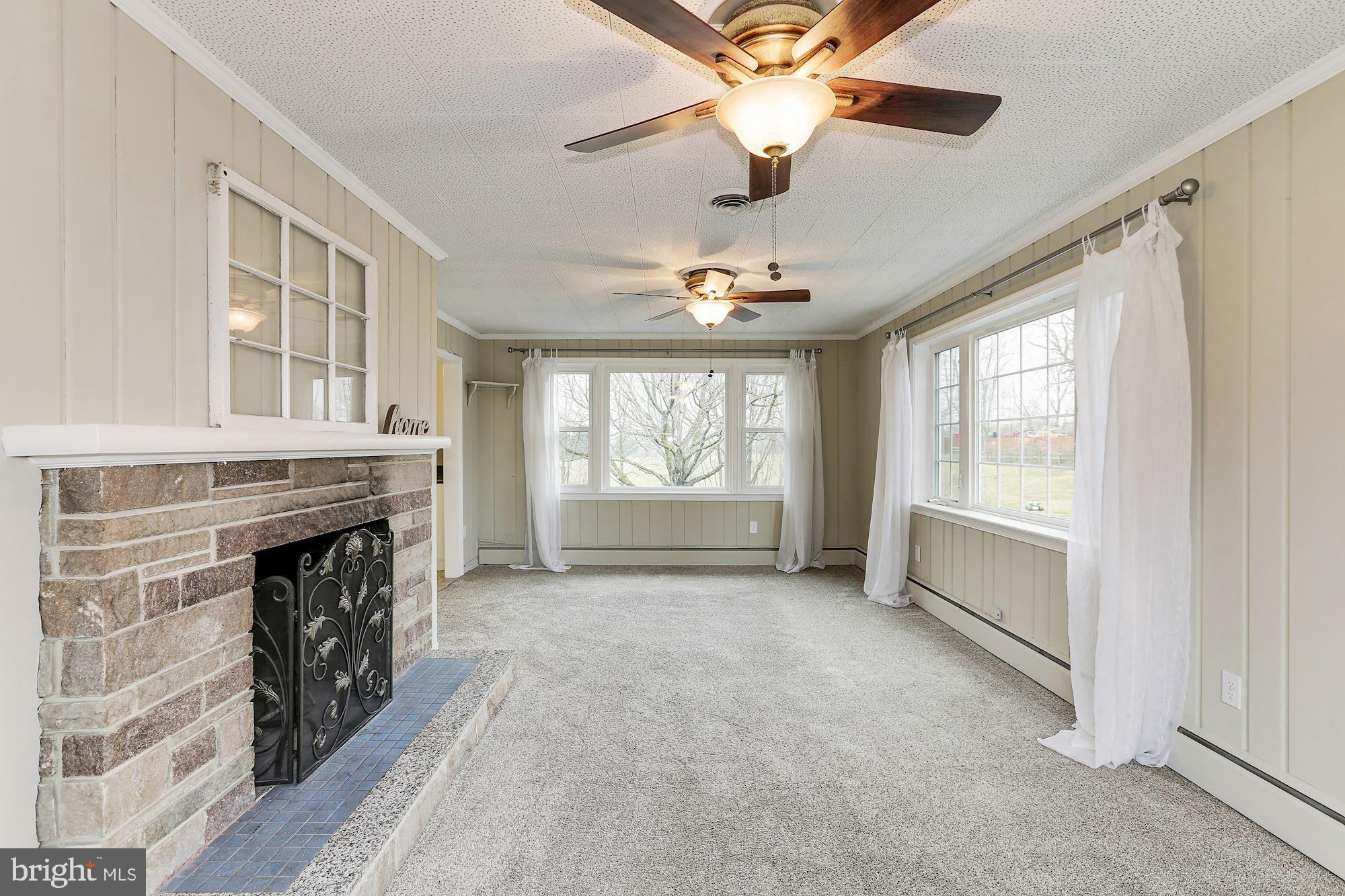 27237 Ridge Road Damascus, MD 20872 - Photo 3 of 43 Family Room