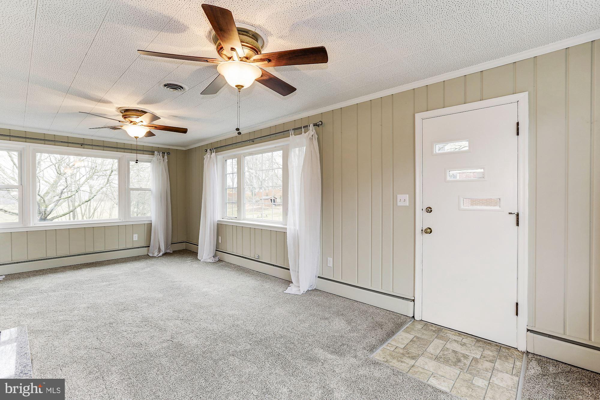 27237 Ridge Road Damascus, MD 20872 - Photo 4 of 43 Family Room