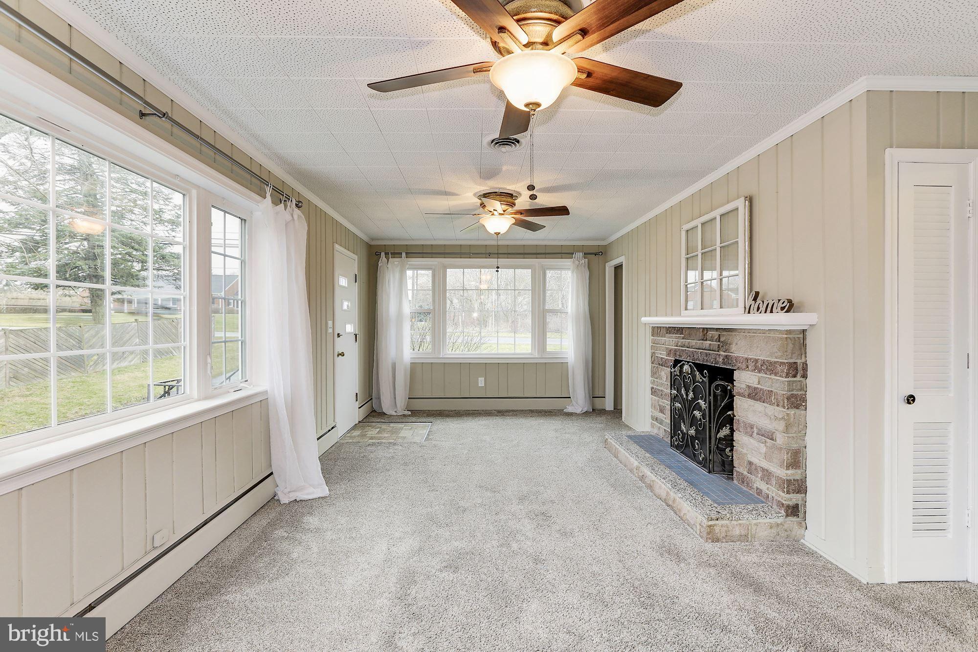 27237 Ridge Road Damascus, MD 20872 - Photo 5 of 43 Family Room