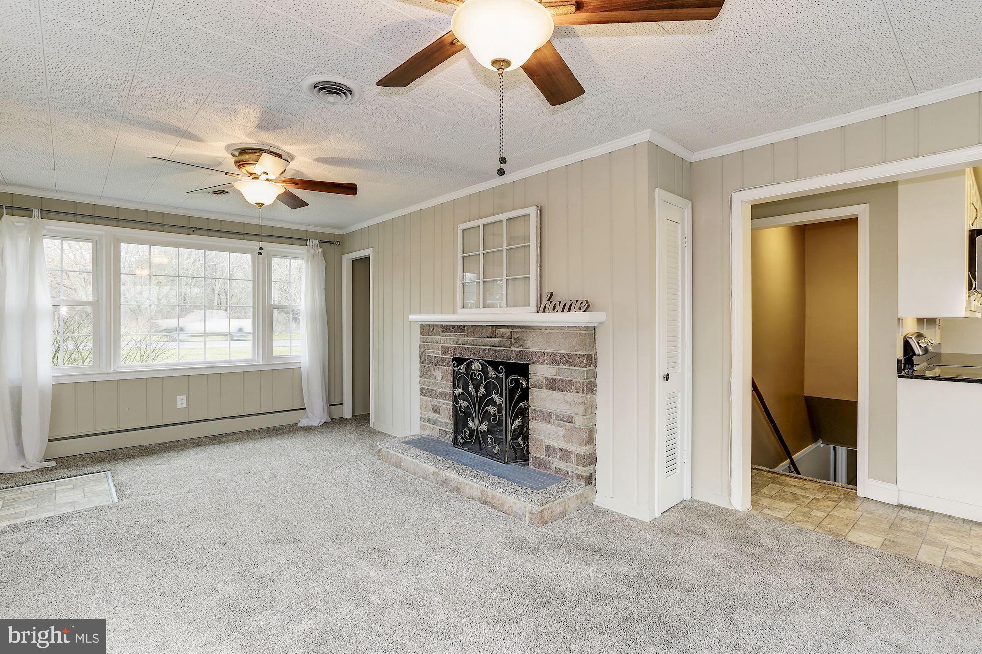 27237 Ridge Road Damascus, MD 20872 - Photo 6 of 43 Family Room