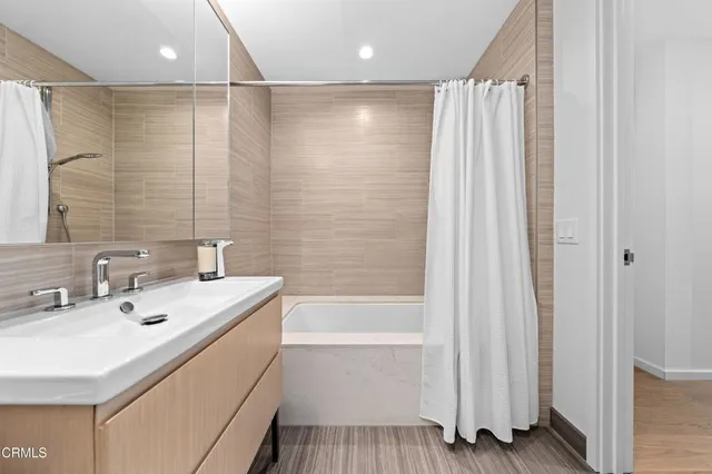 $1,099,000 | 877 Francisco Street, Unit 1506, Los Angeles, CA 90017