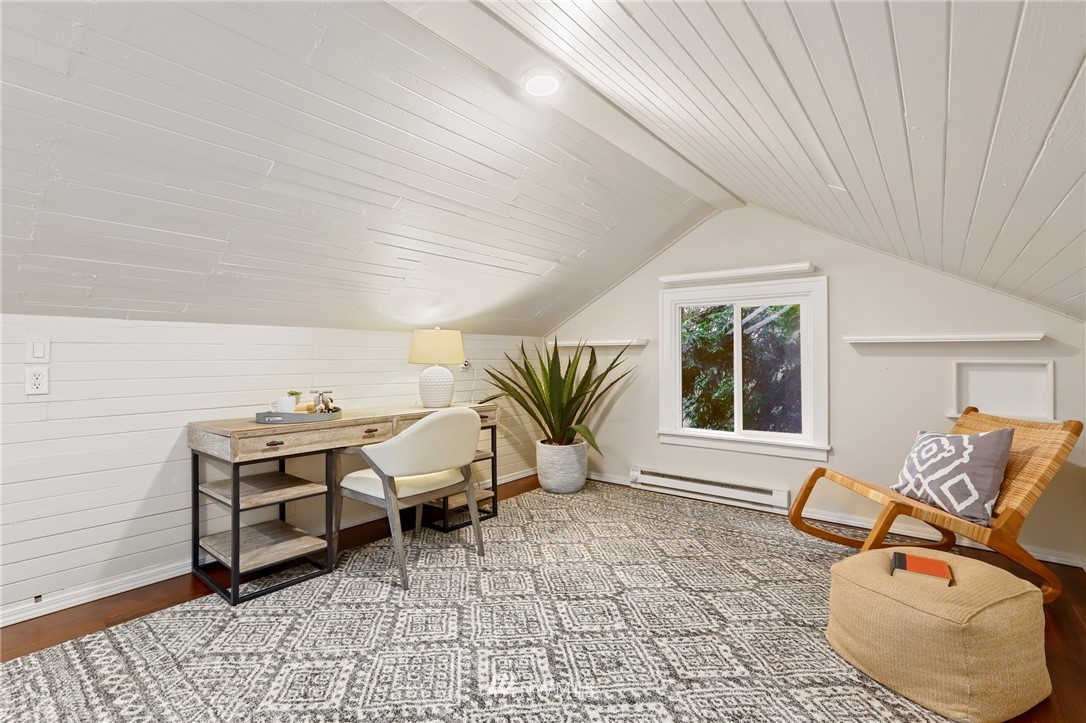 5431 Broadway Everett, WA 98203 - Photo 18 of 22 a living room with furniture