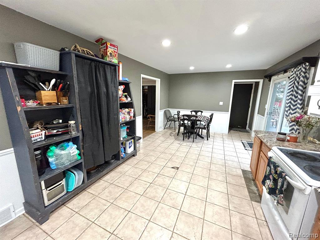 1421 North Hacker Road Howell, MI 48843 - Photo 7 of 19