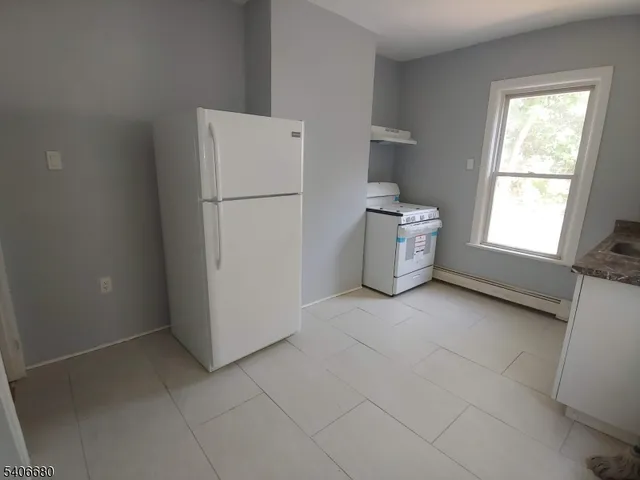 $1,950 | 62 Hillyer Street, Unit 3, Orange, NJ 07050