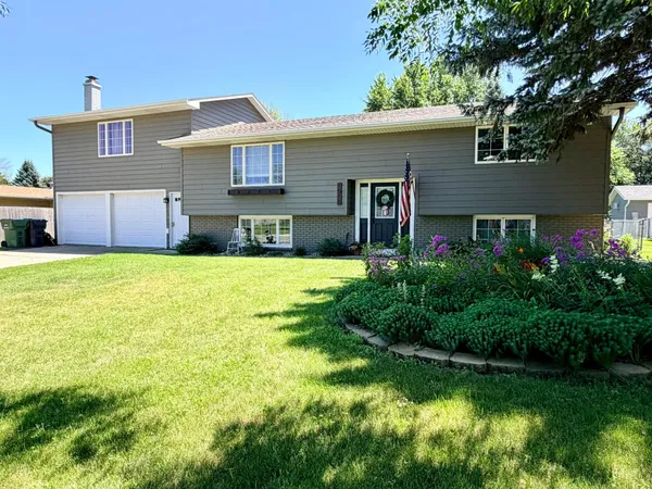 $399,000 | 1511 Eckerson Drive, Worthington, MN 56187