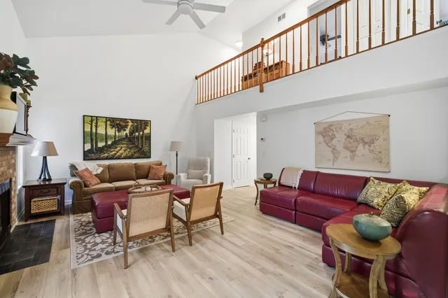 $275,000 | 911 Old Oak Circle, Algonquin, IL 60102