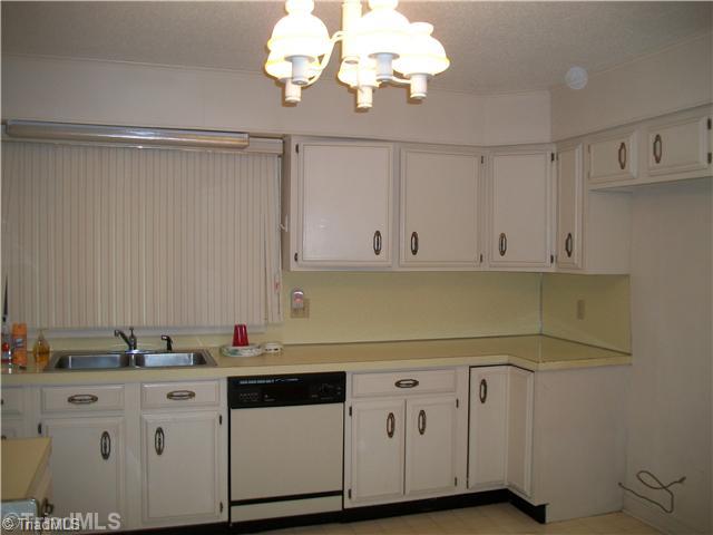 1135 Gatehouse Road High Point, NC 27262 - Photo 5 of 27 Kitchen.
