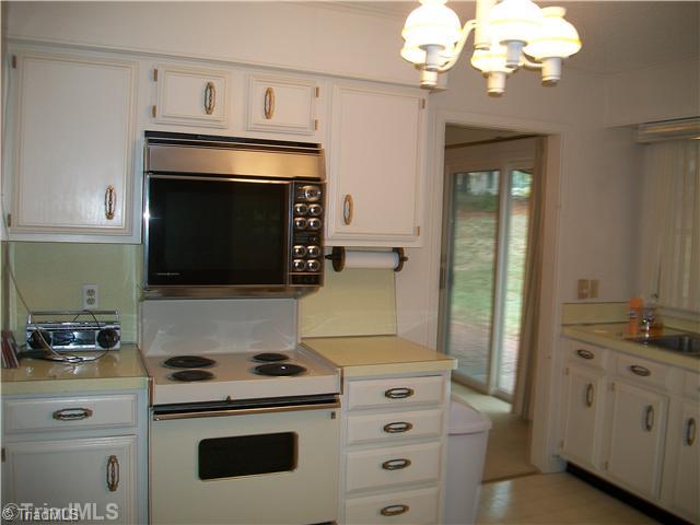 1135 Gatehouse Road High Point, NC 27262 - Photo 6 of 27 Kitchen.