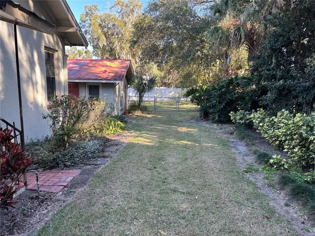 a view of a backyard