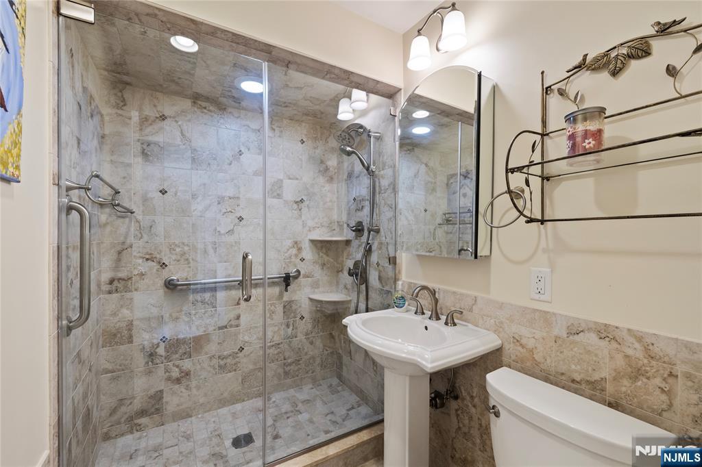 99 Lynwood Road Verona, NJ 07044 - Photo 9 of 30