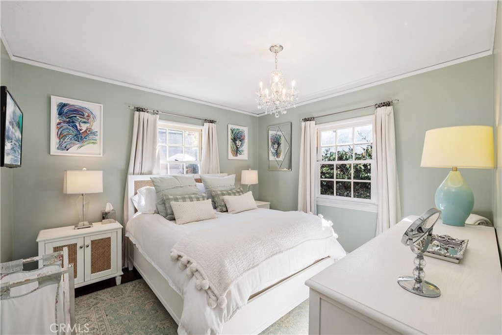 5306 Norwich Avenue Sherman Oaks, CA 91411 - Photo 20 of 43 a bedroom with double bed and a window