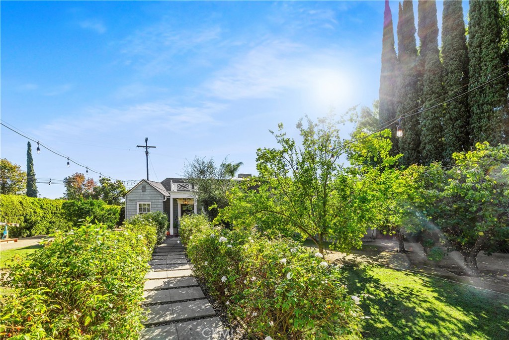 5306 Norwich Avenue Sherman Oaks, CA 91411 - Photo 31 of 43 a view of a garden with pathway