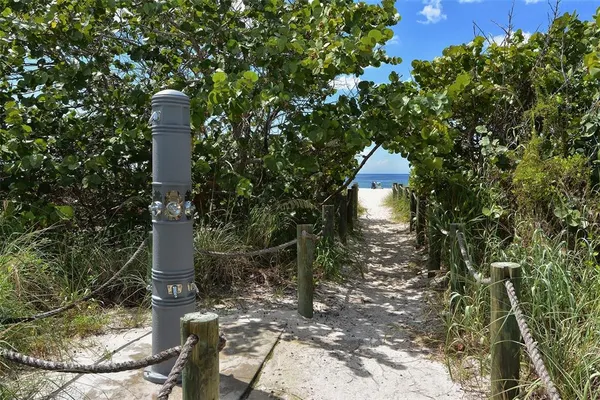 $599,000 | 516 Tamiami Trail South, Unit 102, Nokomis, FL 34275