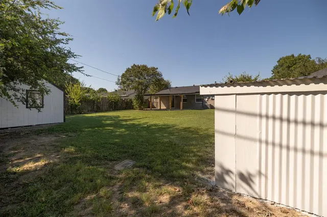 a view of a backyard