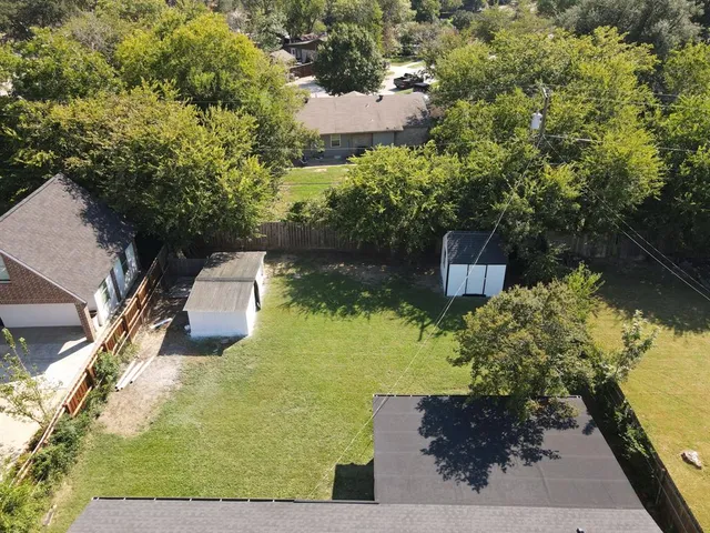 a view of a yard with plants