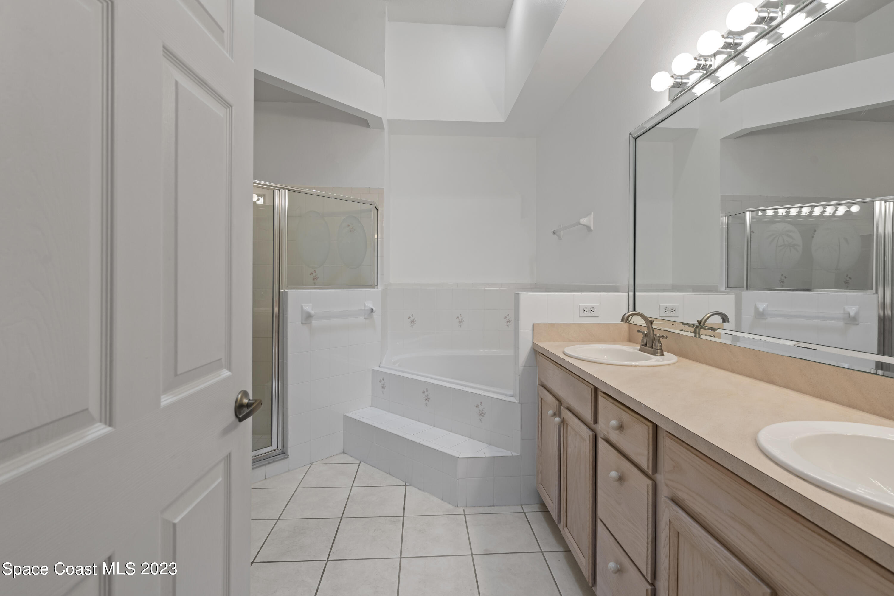 448 Renaissance Avenue Melbourne, FL 32940 - Photo 30 of 57 a bathroom with a tub sink and mirror