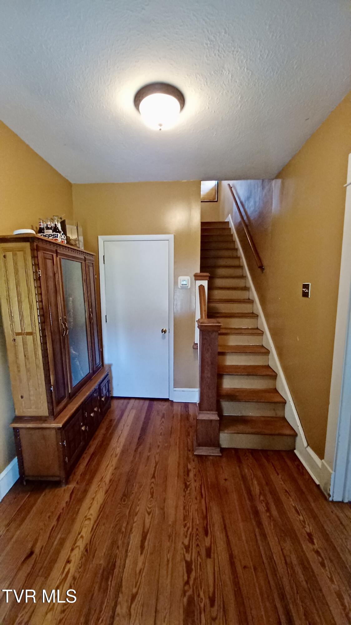 1411 Island Road Bristol, VA 24201 - Photo 3 of 58 Foyer