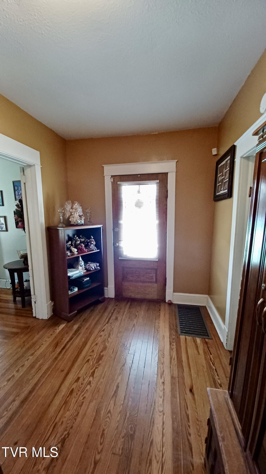 1411 Island Road Bristol, VA 24201 - Photo 4 of 58 Foyer