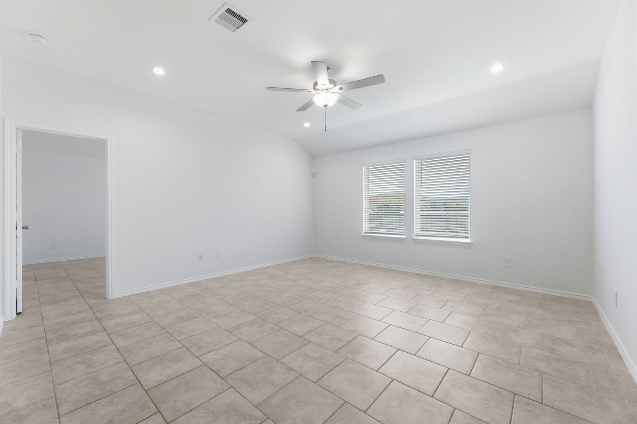 7530 Cynomys Court Rosharon, TX 77583 - Photo 11 of 30 Family Room from Kitchen