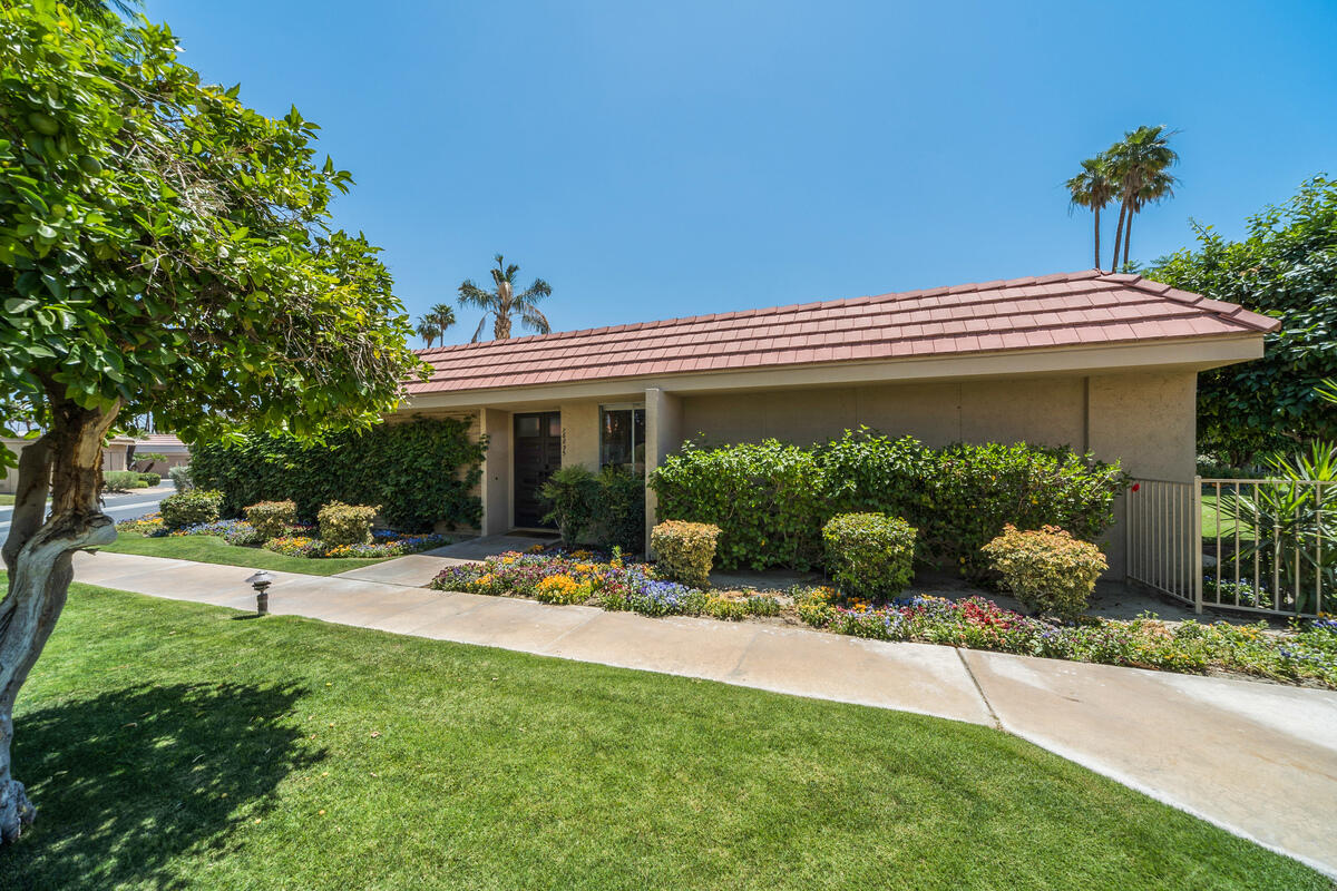 76895 Lark Drive Indian Wells, CA 92210 - Photo 23 of 25 a view of a house with backyard and sitting area