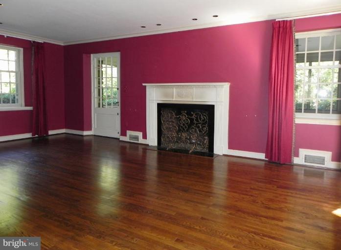 110 Enfield Road Baltimore, MD 21212 - Photo 3 of 26 Living Room