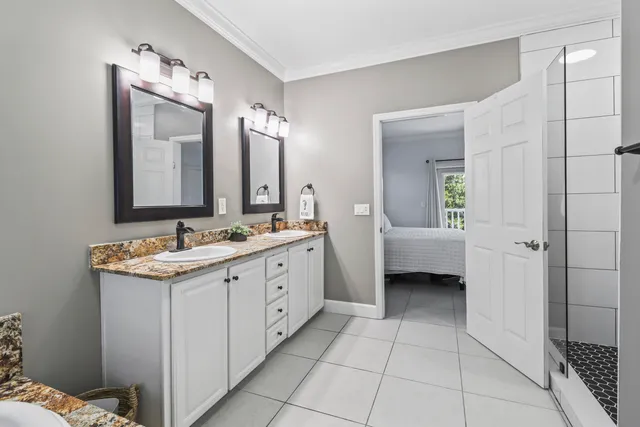 a en suite bathroom with a double vanity sink and mirror