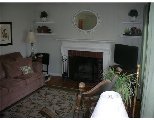 40 Plum Road East Providence, RI 02915 - Photo 4 of 12 Living Room.