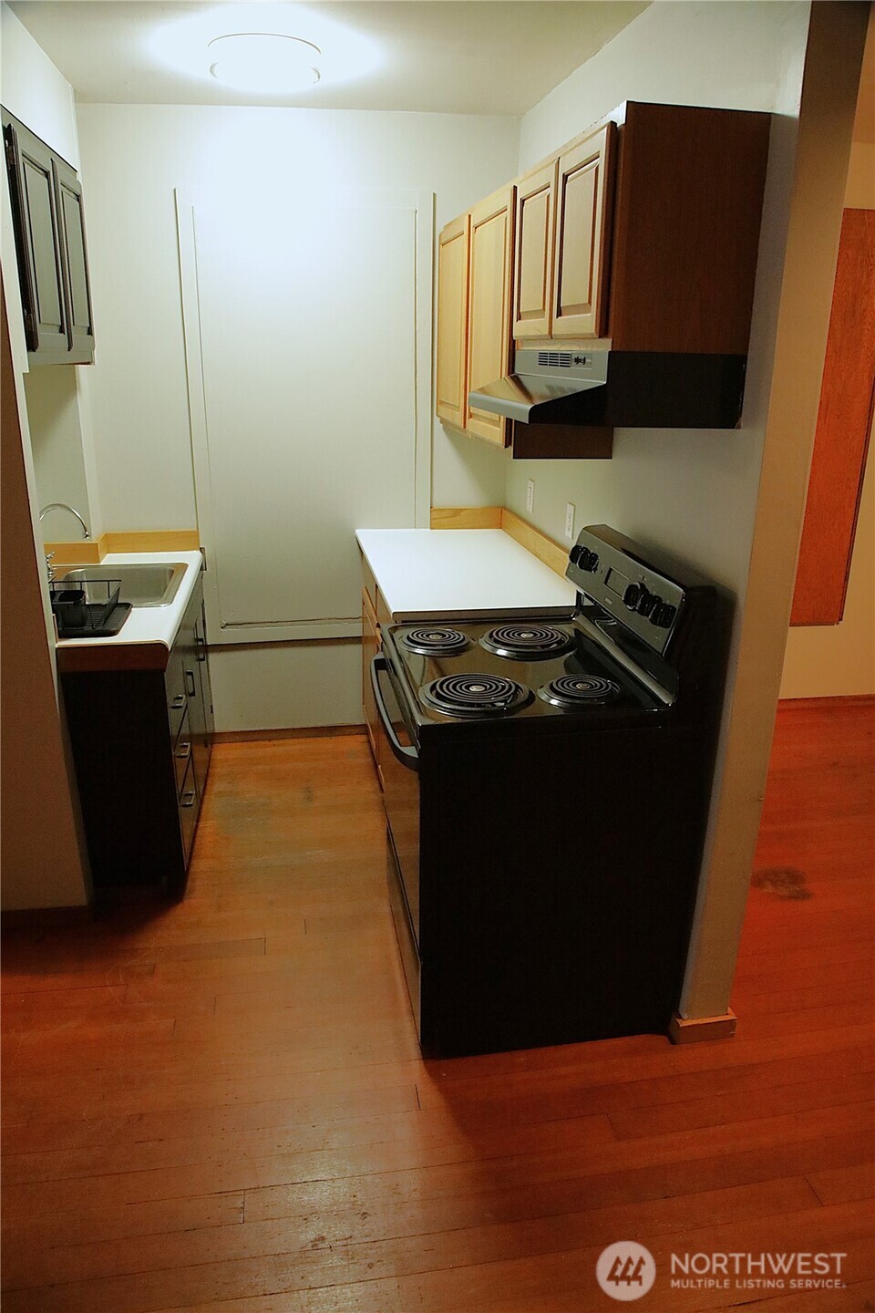 417 Minor Avenue North Seattle, WA 98109 - Photo 20 of 36 a kitchen with granite countertop a stove and a refrigerator