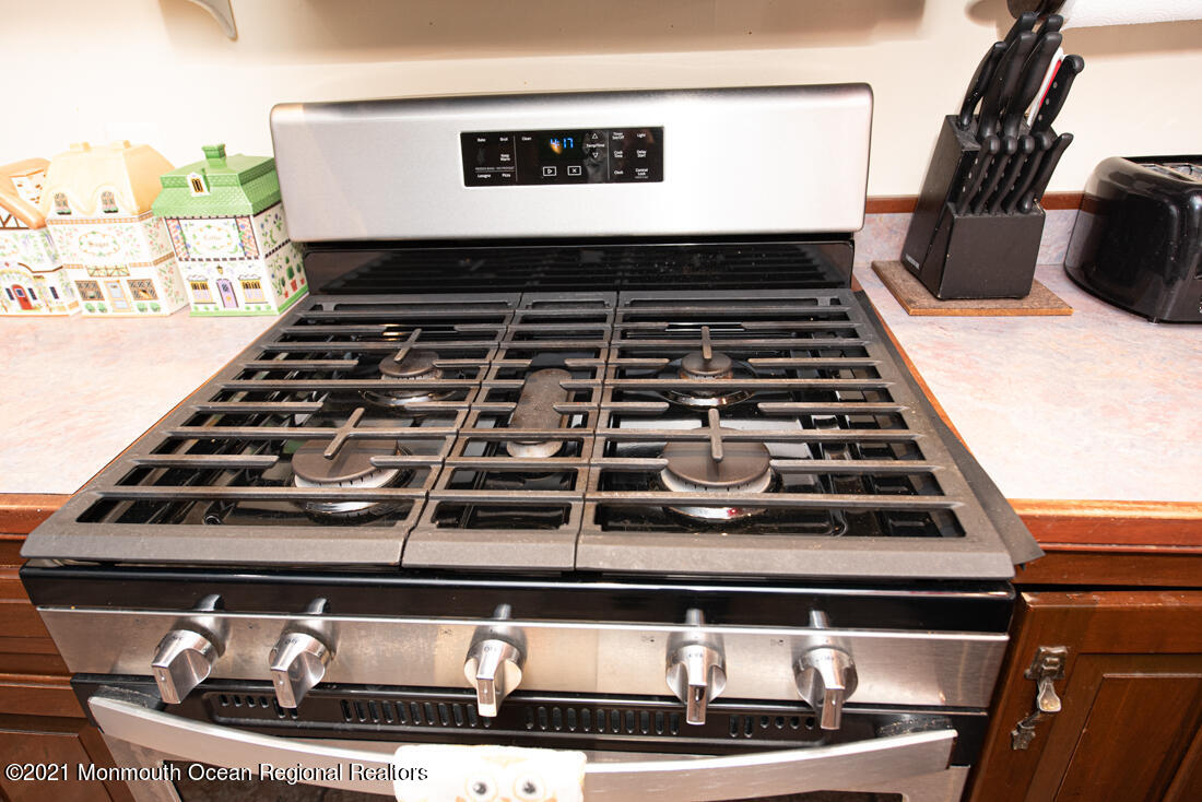 490 Hyson Road Jackson, NJ 08527 - Photo 18 of 47 Stove