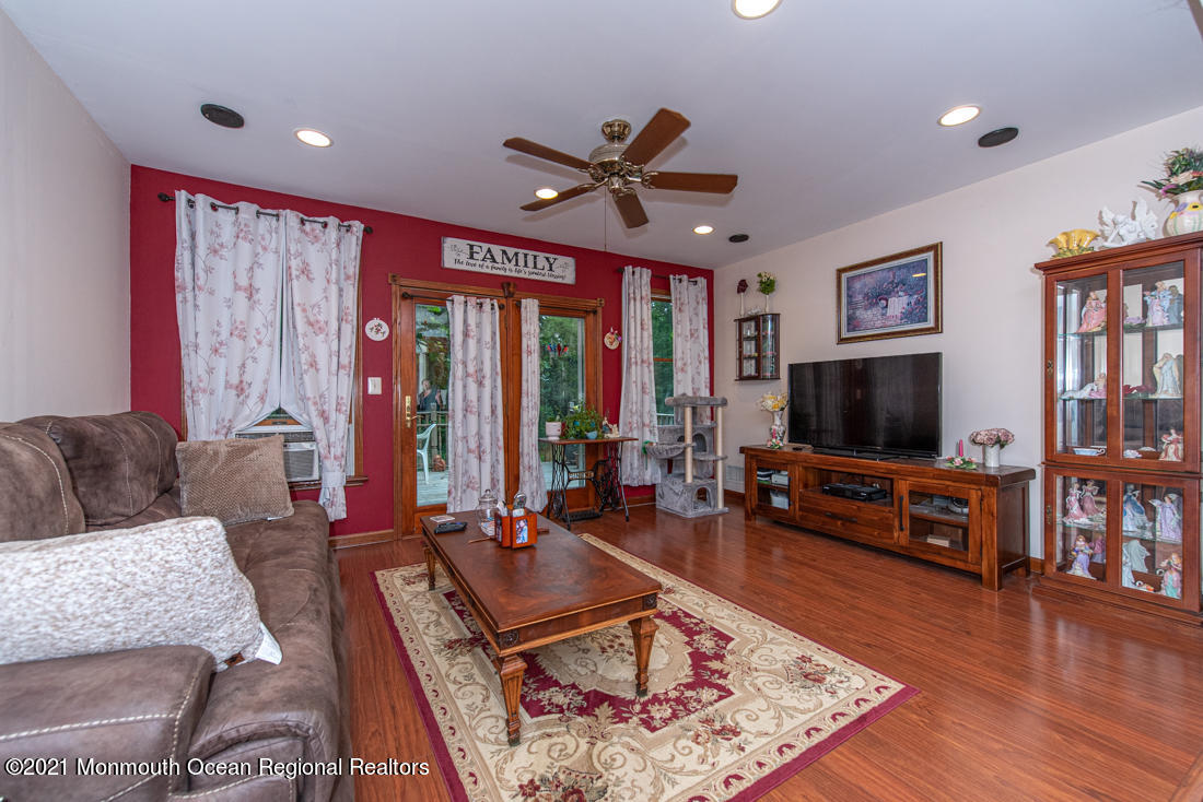 490 Hyson Road Jackson, NJ 08527 - Photo 22 of 47 Lving Room