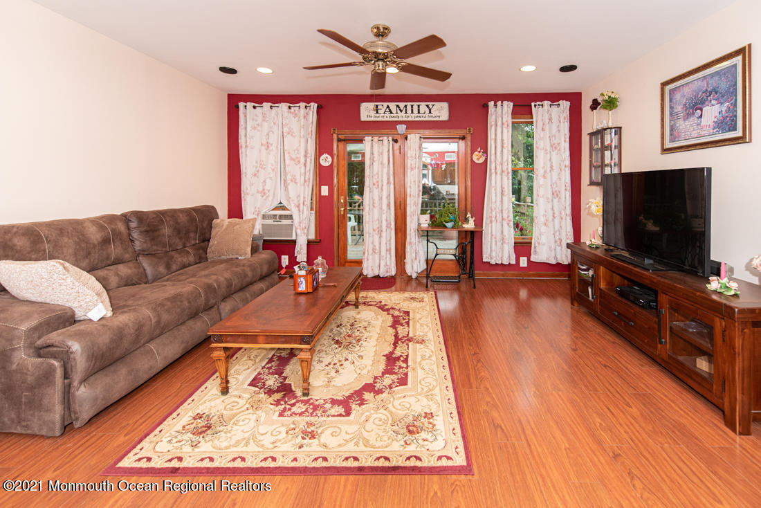 490 Hyson Road Jackson, NJ 08527 - Photo 23 of 47 Living Room