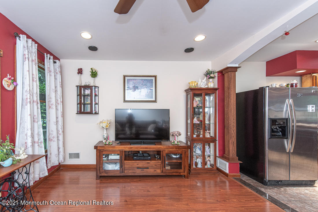 490 Hyson Road Jackson, NJ 08527 - Photo 24 of 47 Living room