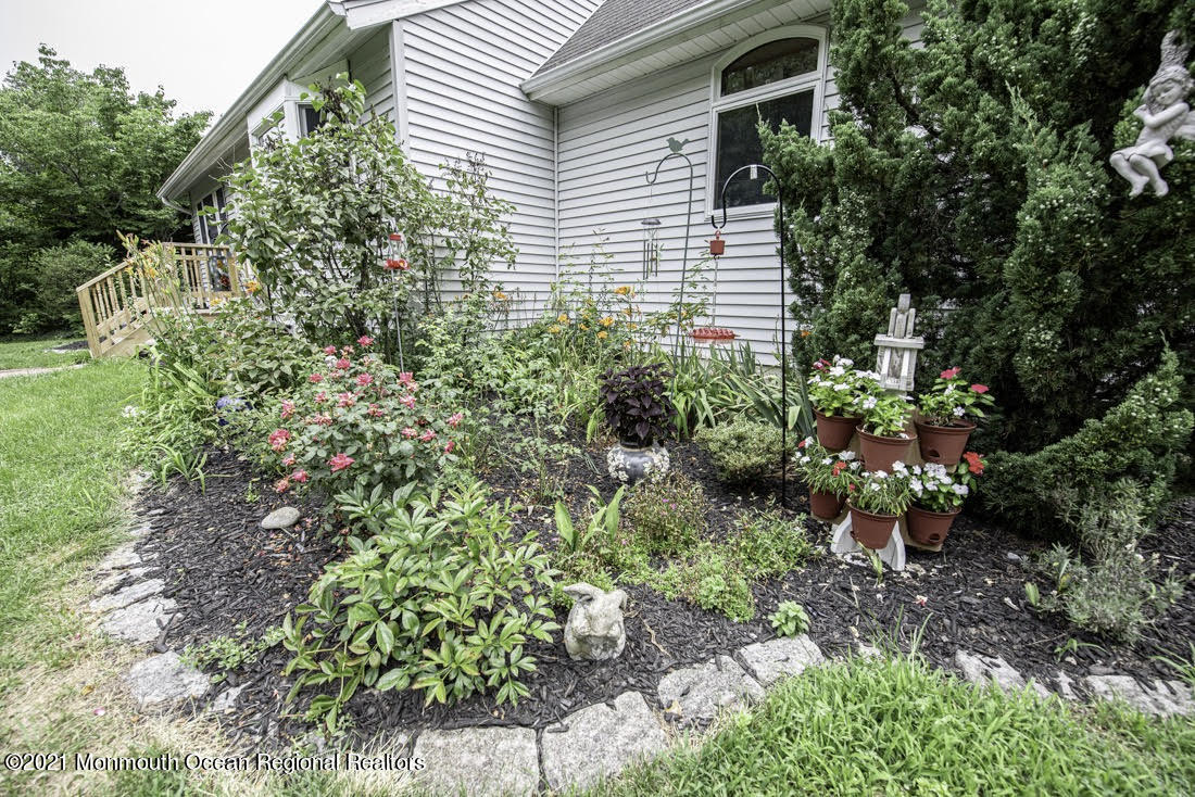 490 Hyson Road Jackson, NJ 08527 - Photo 4 of 47 Front flower garden
